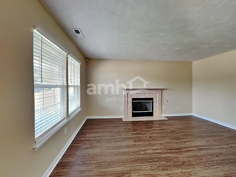 717 Breakers Ln — Photo 5