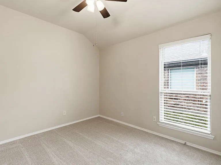 1115 Dickenson Dr — Photo 16