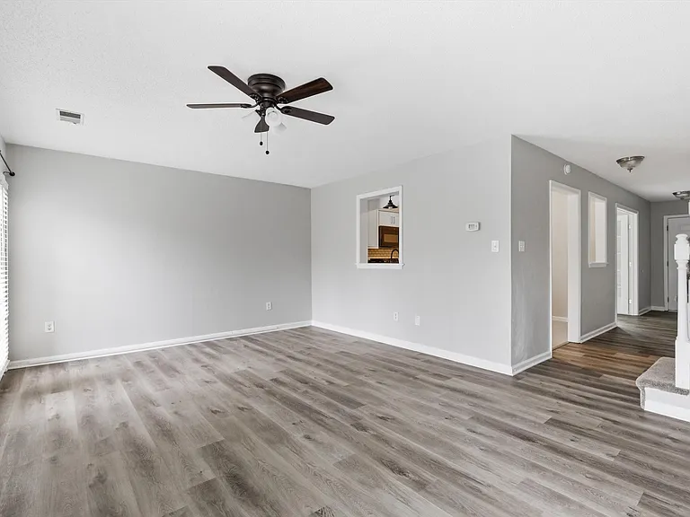 435 Greenview Dr — Photo 1
