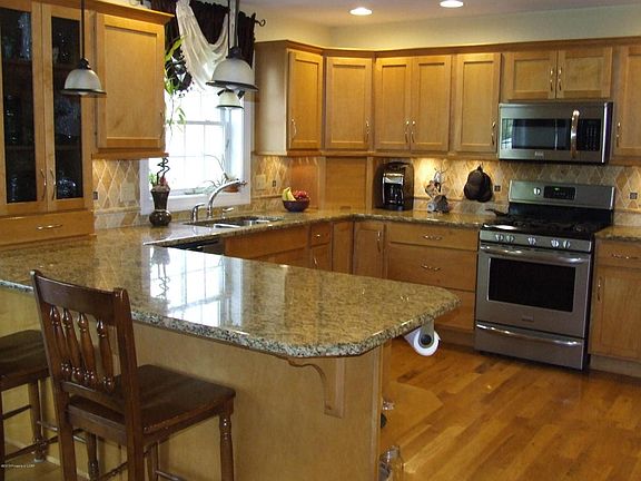 3rd image of 32 Ramblewood Dr