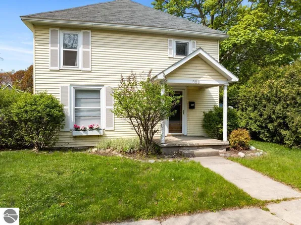 303 Petoskey Ave, Charlevoix, MI 49720
