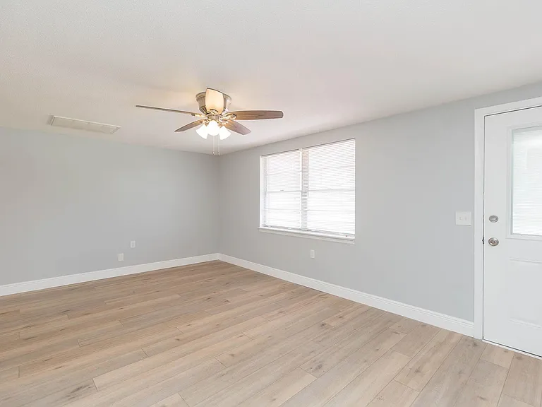 7312 Windsor St — Photo 5