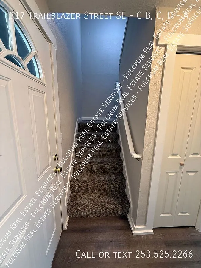 Spacious townhome in Lacey! — Photo 2