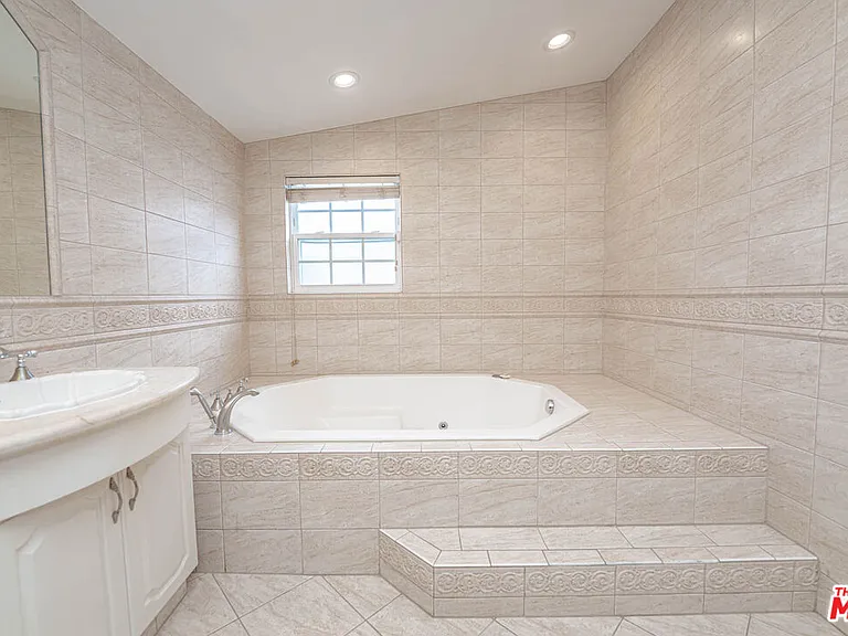 20746 Clarendon St — Photo 30