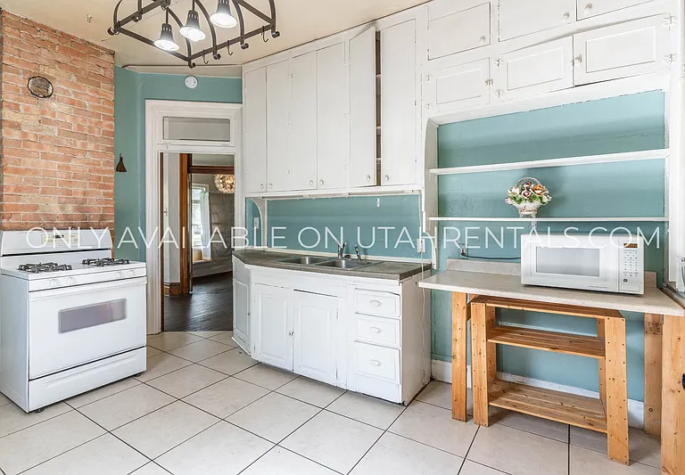 429 E Center St — Photo 8