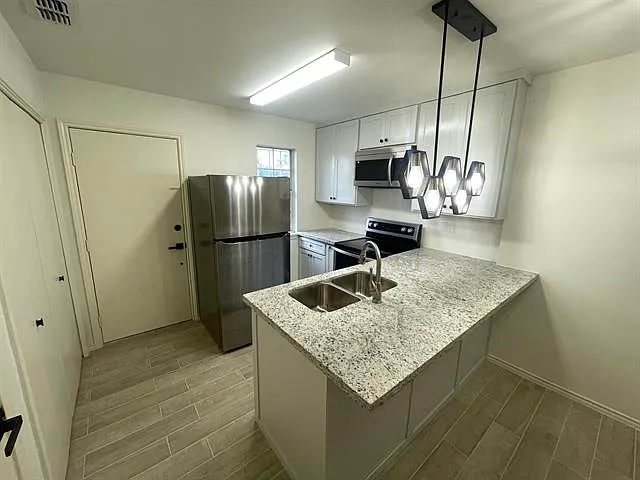 2 bed, 1.5 bath, 826 sqft, $1,150 — Photo 3