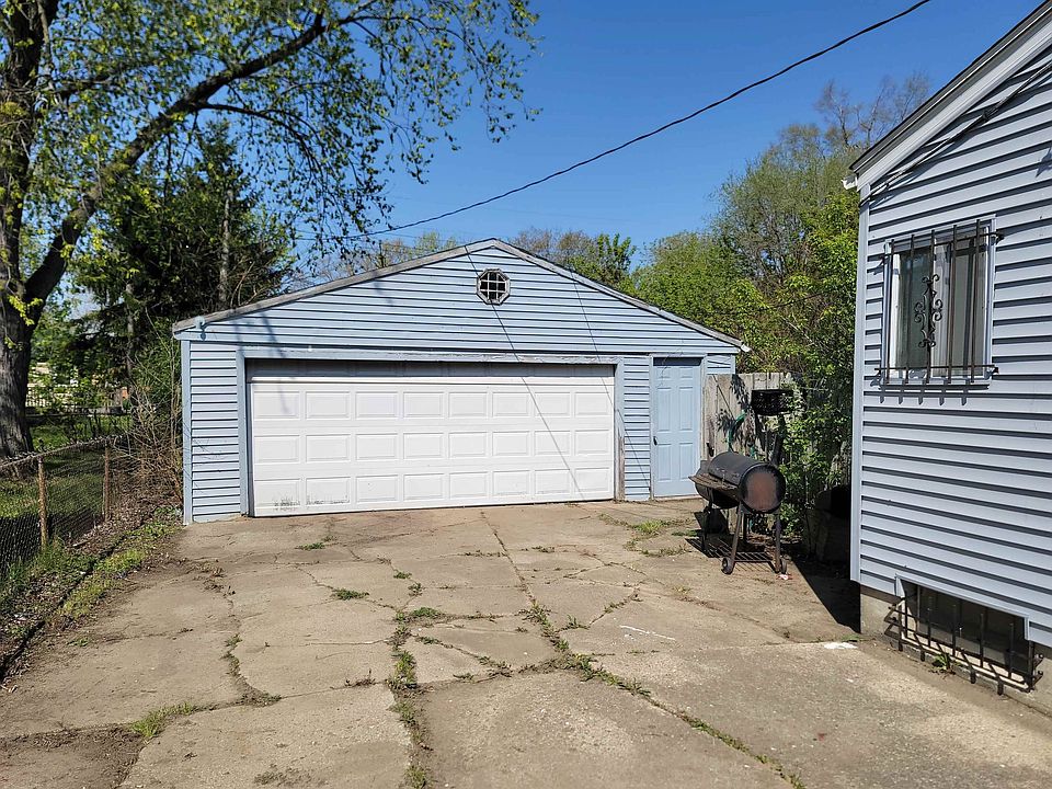2nd image of 6059 Detroit St