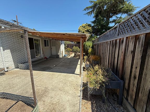4th image of 527 Tyrella Ave #B
