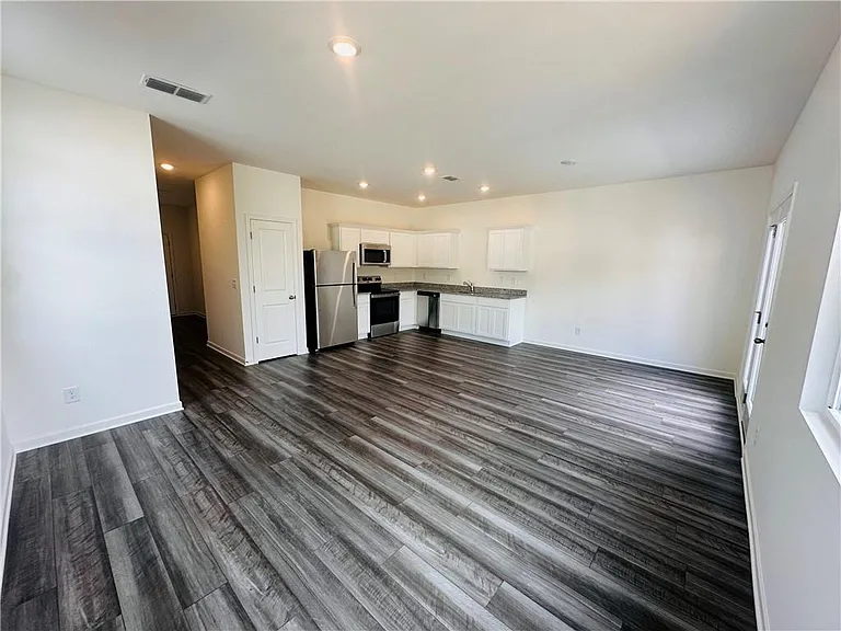 423 Towson St — Photo 7