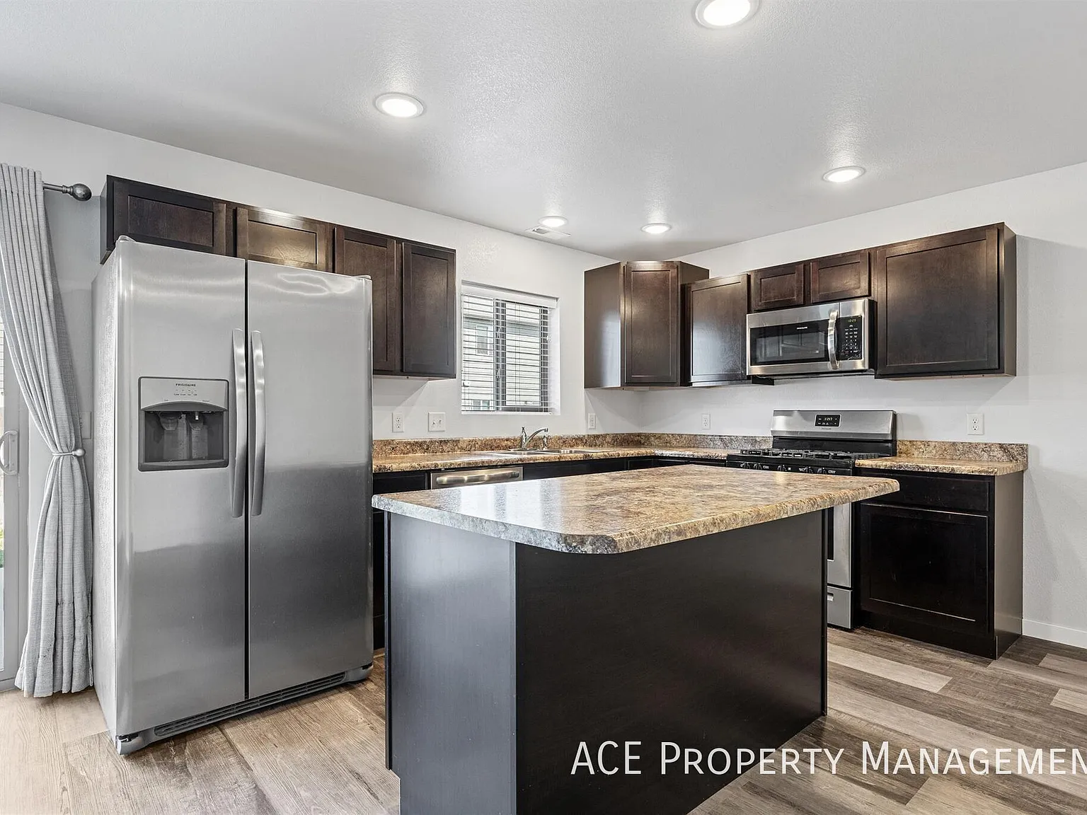 3 bed, 2.5 bath, 1608 sqft, $1,795 — Photo 2