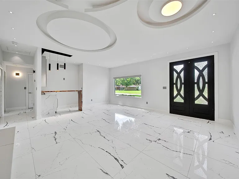 2206 Saxon Dr — Photo 16