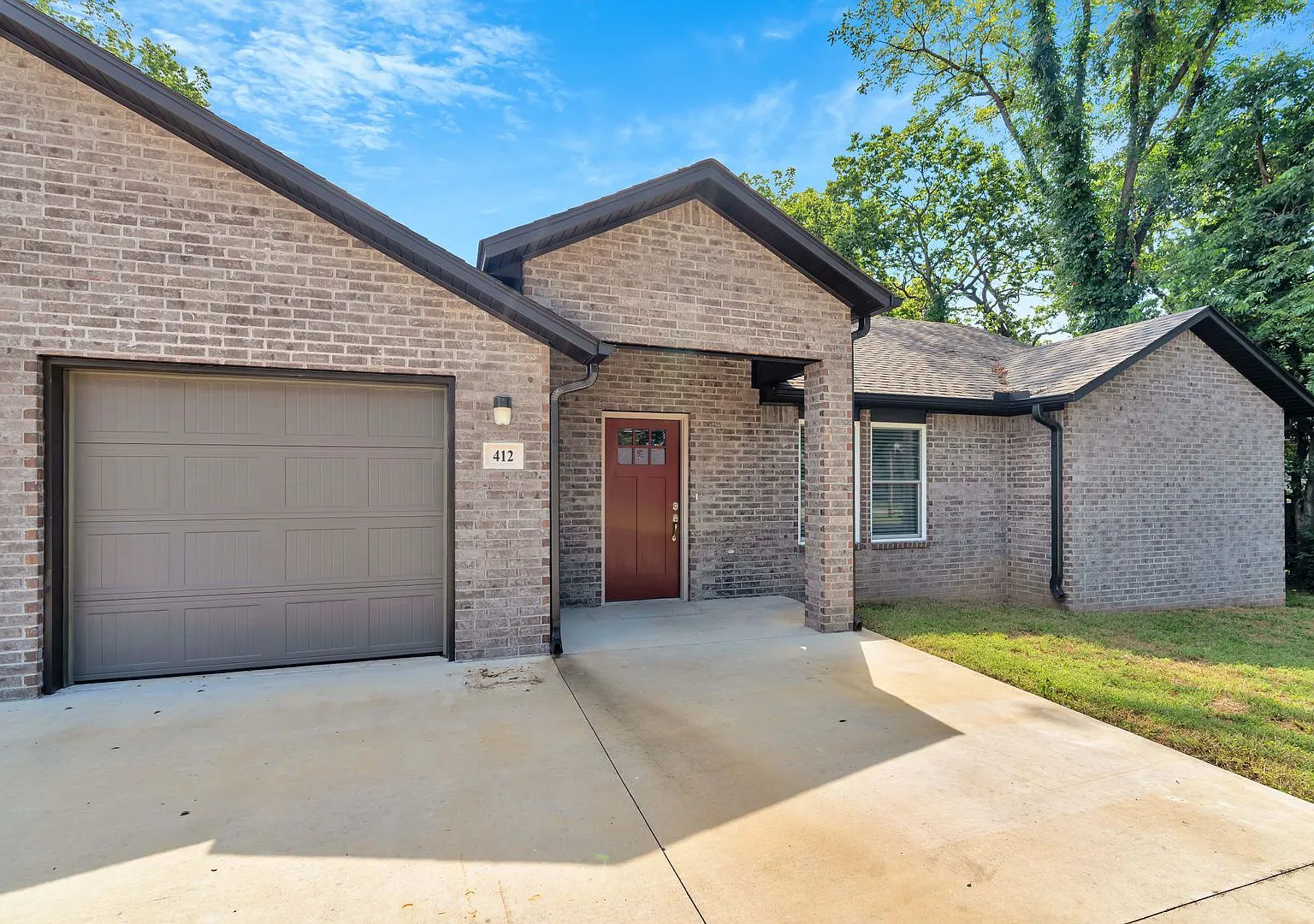 Like New 3-bedroom 2.5 bath Duplex in Gentry!! — Photo 2