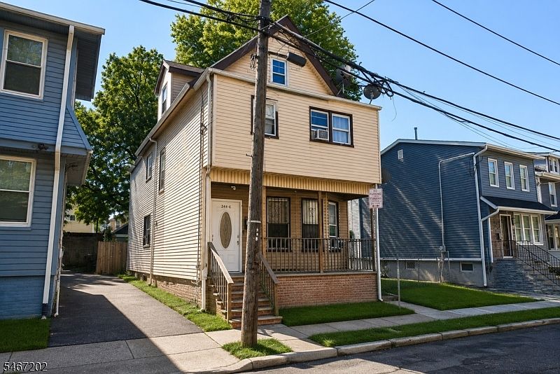 2nd image of 244 Leslie St