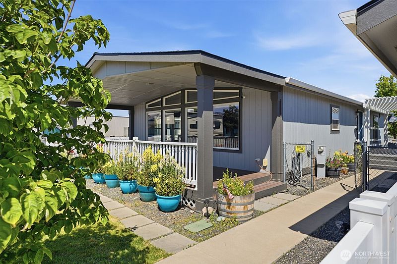 4th image of 207 SW Airport Way