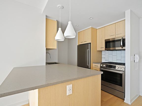 5th image of 1 Columbus Pl APT N32a