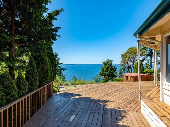 10 Edgewater Drive, Camano Island, WA 98282