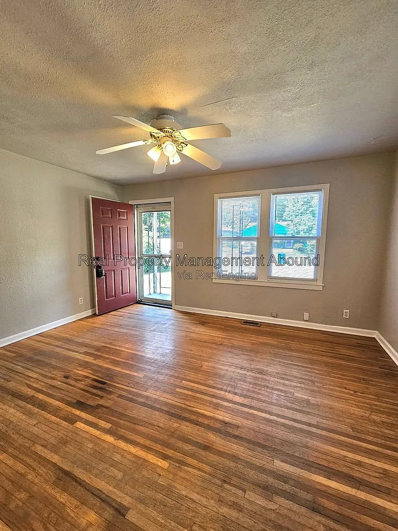 2 bed, 1.0 bath, 1153 sqft, $1,300 — Photo 2