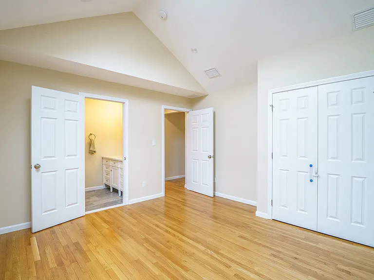 300 Adams St — Photo 21