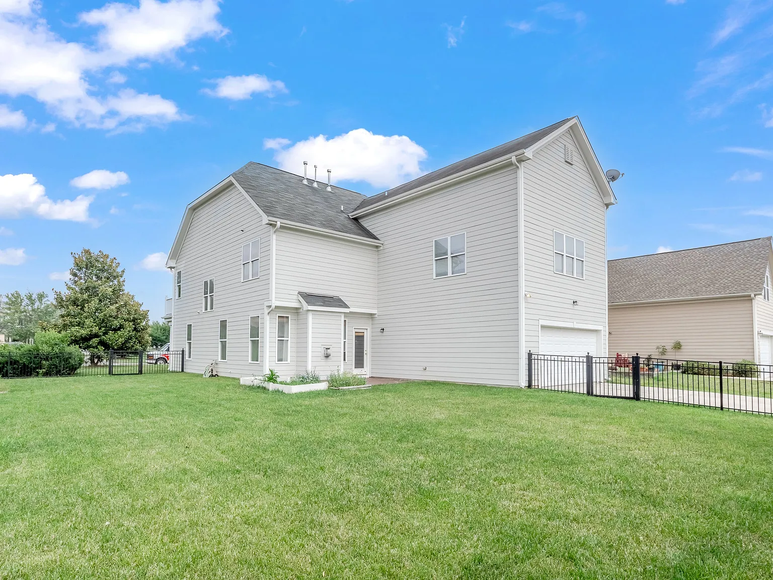 4 bed, 3049 sqft, $3,000 — Photo 3