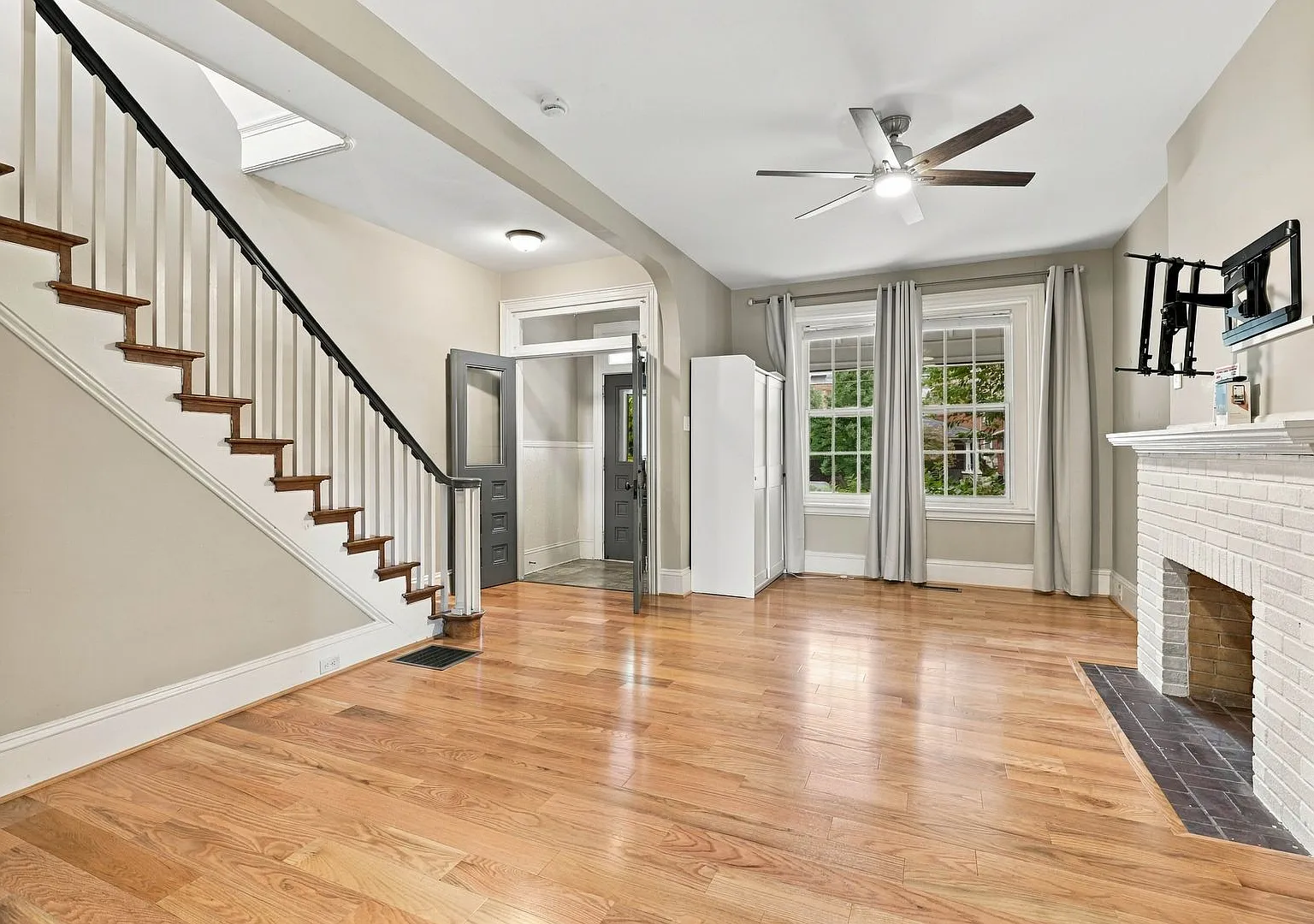 Beautiful 5 Bed 1.5 Bath Home Available Now! — Photo 4