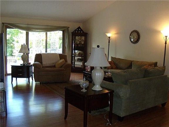 4th image of 906 Thayer Dr