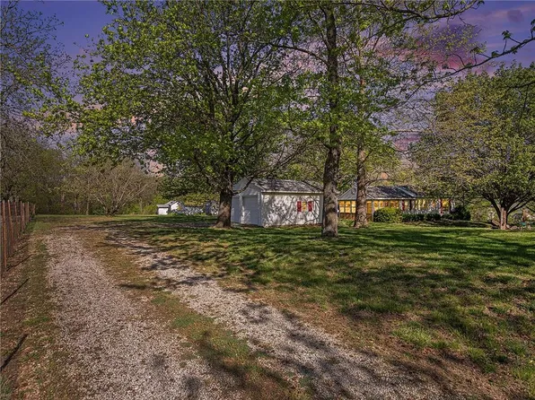 9822 S Munro Rd, Lone Jack, MO 64070