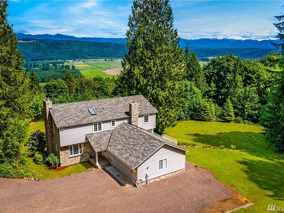 Close enough for convenience and far enough away to feel like you've left the hustle and bustle of the city, this private setting is just minutes to Woodinville, Duvall and Redmond. 