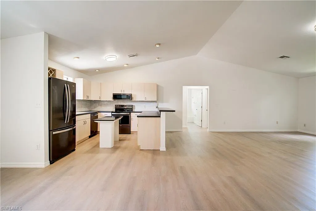 3 bed, 2.0 bath, 1632 sqft, $3,000 — Photo 3