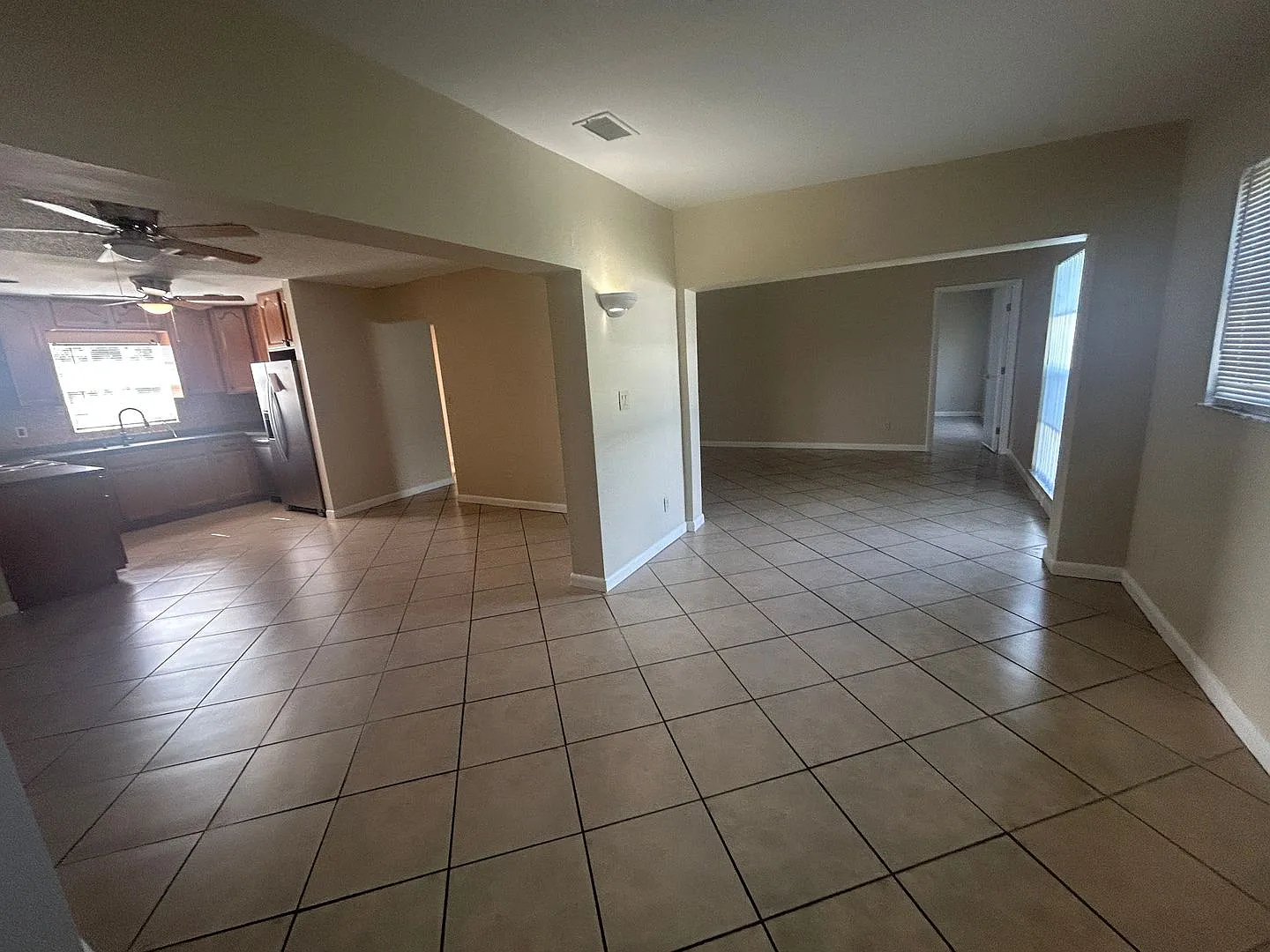Freshly painted interior coming soon ! 3 bedroom 2 bathroom single family home — Photo 4