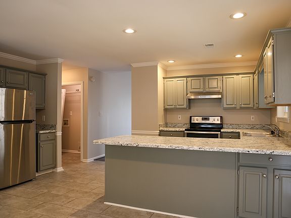 3rd image of 172 Brookhollow Dr