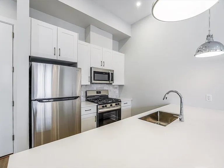 667-665 Grand St #403 — Photo 2