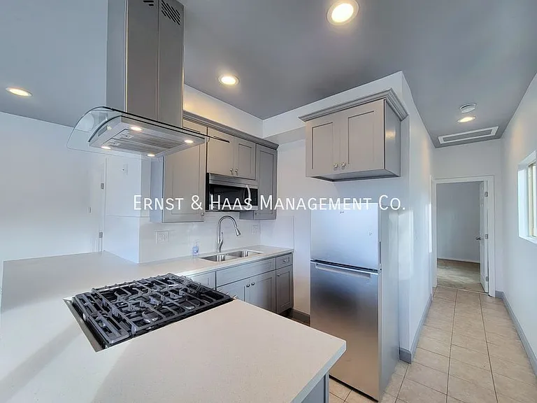 934 E Broadway — Photo 8