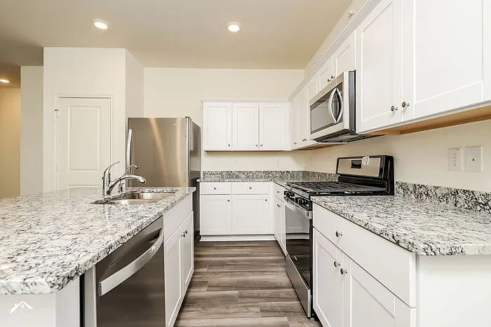 3 bed, 2.0 bath, 1401 sqft, $1,735 — Photo 3