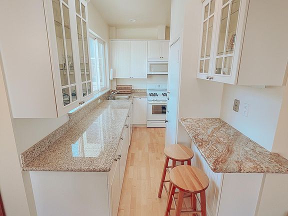 Kitchen & Breakfast Bar