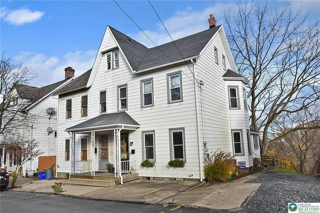 4 bed, 2.0 bath, 2218 sqft, $3,150 — Photo 1