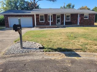 20 Pin Oak Dr, Highland, IL 62249