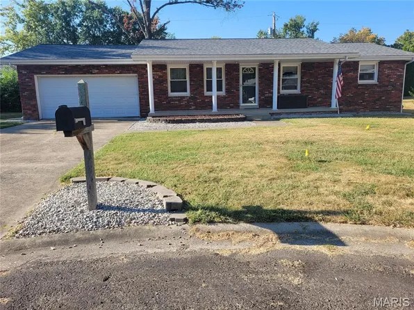 20 Pin Oak Dr, Highland, IL 62249