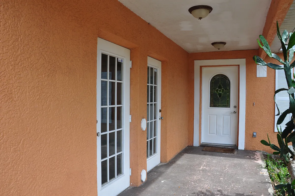 Entry - 1706 Apache St NE