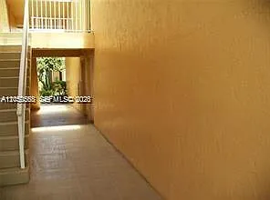 Hampton Court Condo — Photo 4