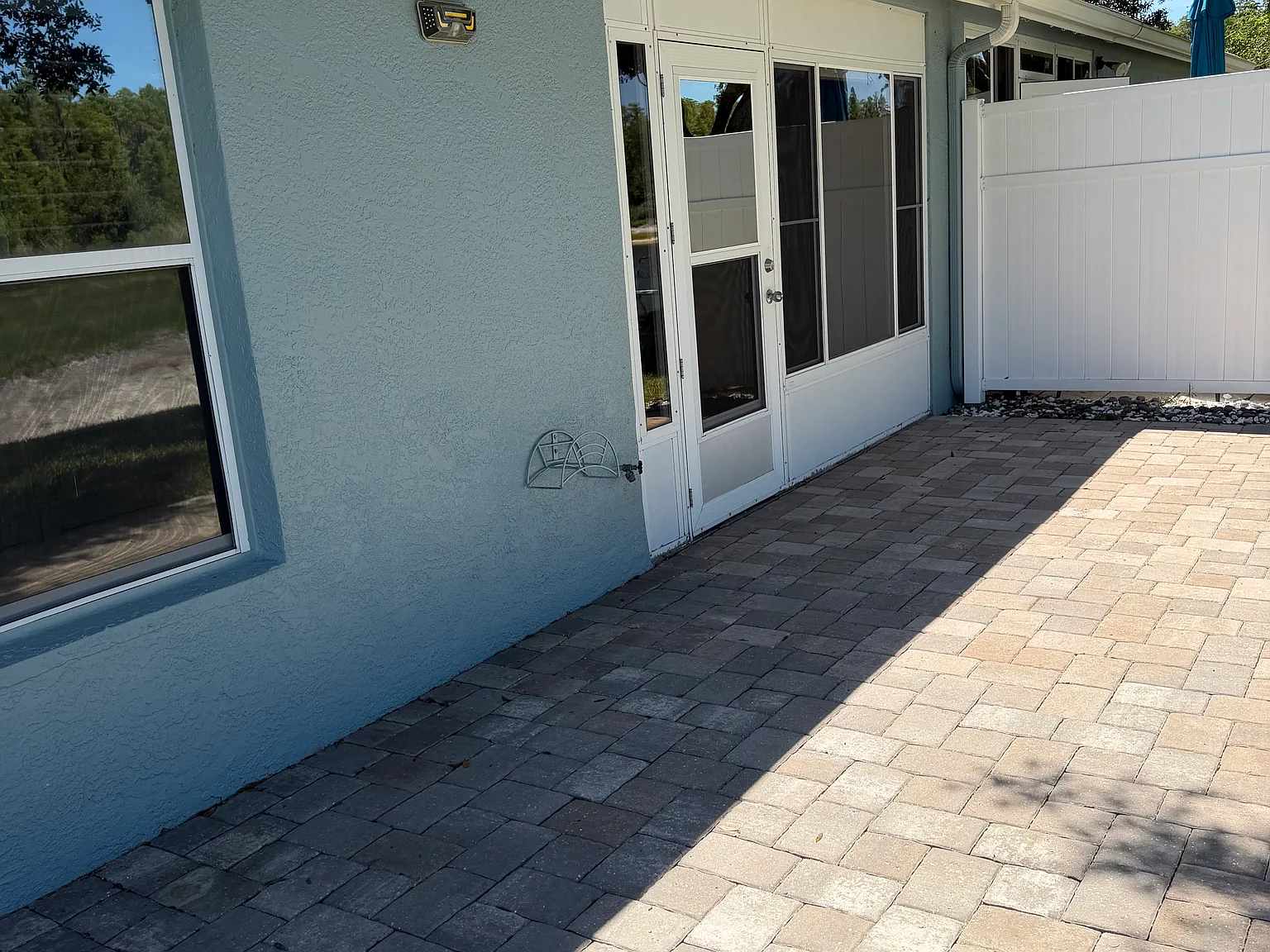 19234 Weymouth Dr — Photo 2