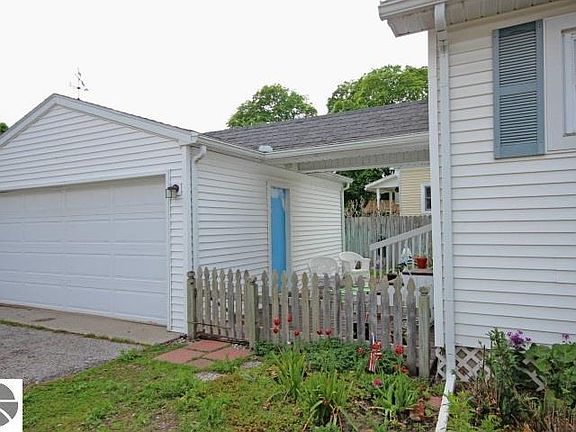 4th image of 130 E 12th St