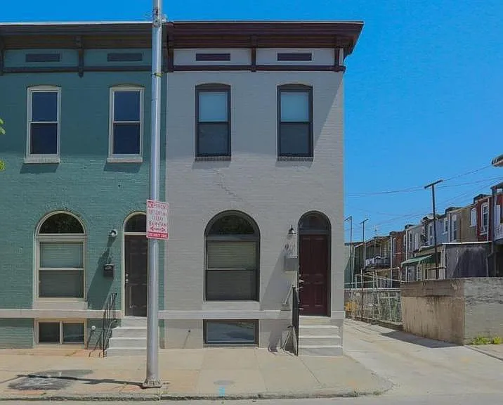 901 N Montford Ave — Photo 1