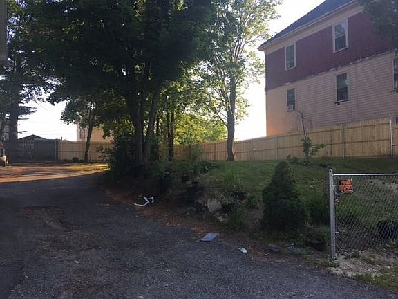 3rd image of 82 Wadsworth St