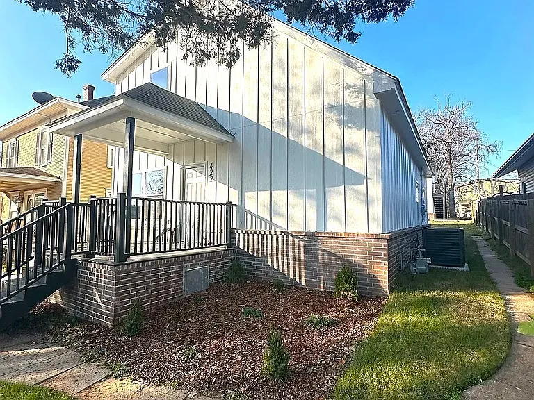 422 S Park St — Photo 2