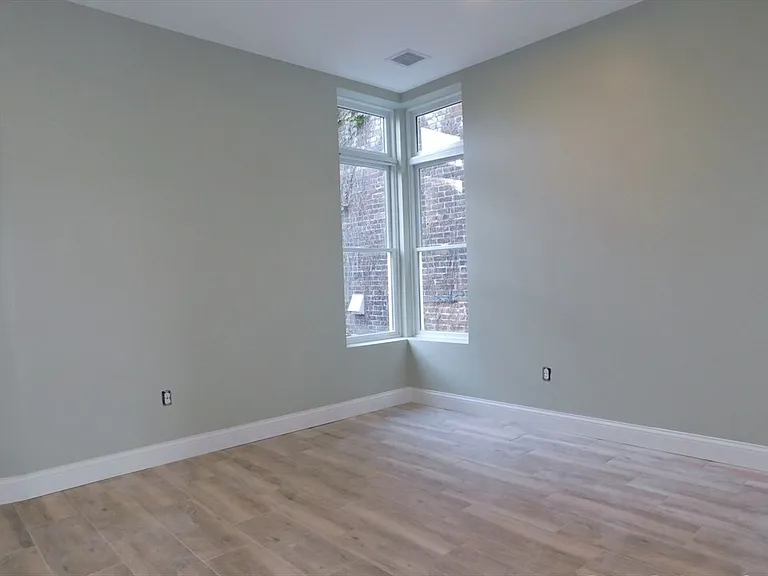 10 Roxbury — Photo 6