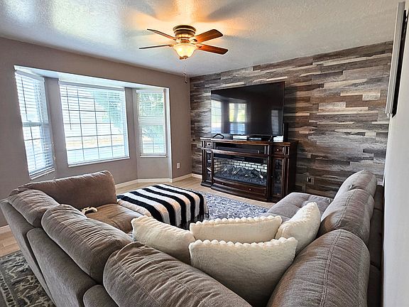 3rd image of 214 Meadow View Dr