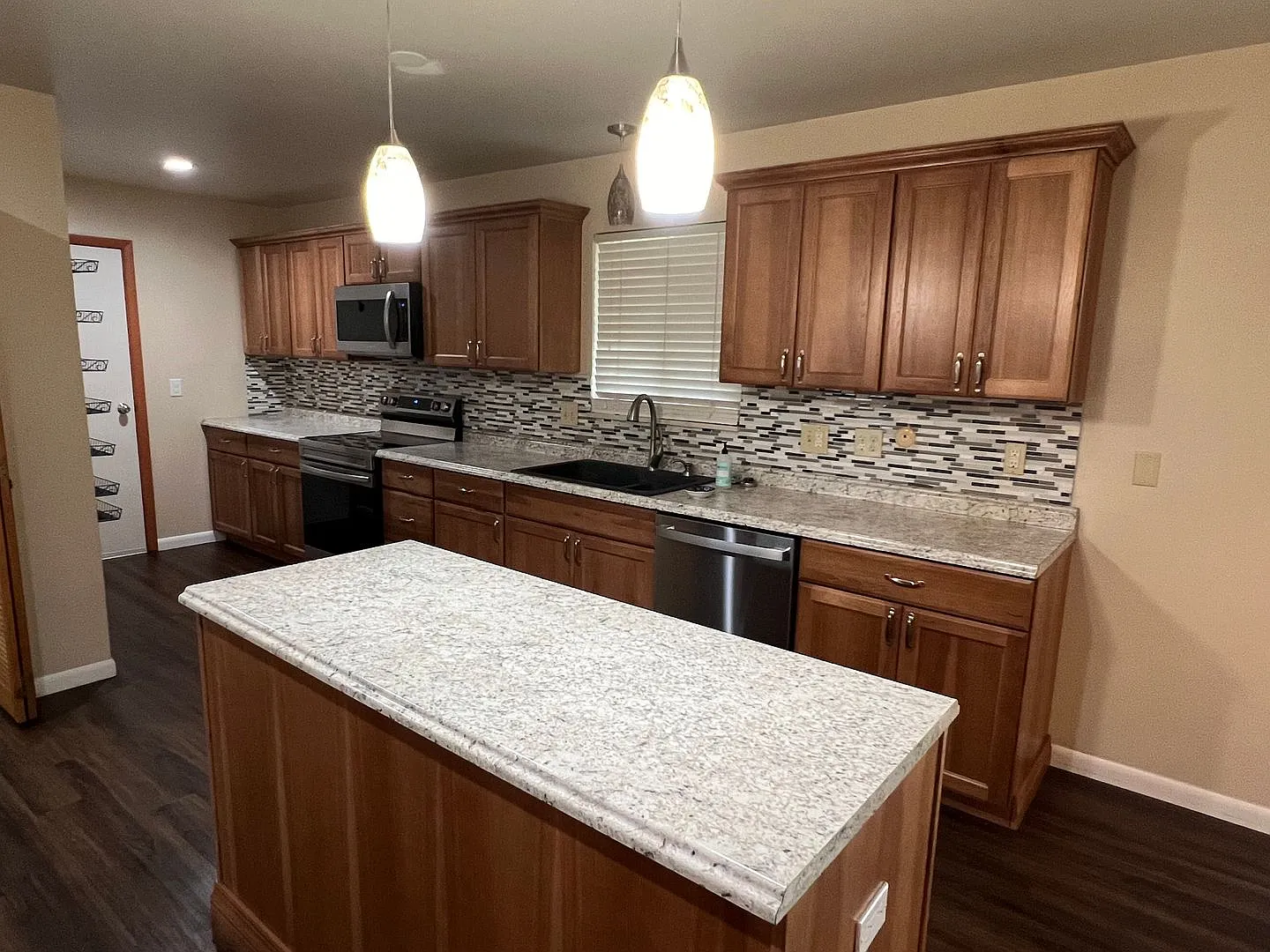 Beautiful 4bdrm Home In Johnstown Avail NOW! — Photo 3