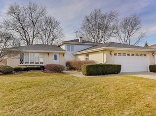 7712 Appletree Ln, Willowbrook, IL 60527