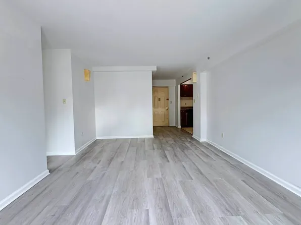 64-34 Grand Cent Parkway image 8 of 25