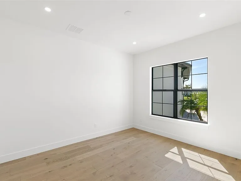 1810 4th St E — Photo 33